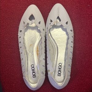 BONGO Women's Cream Cutout Flats